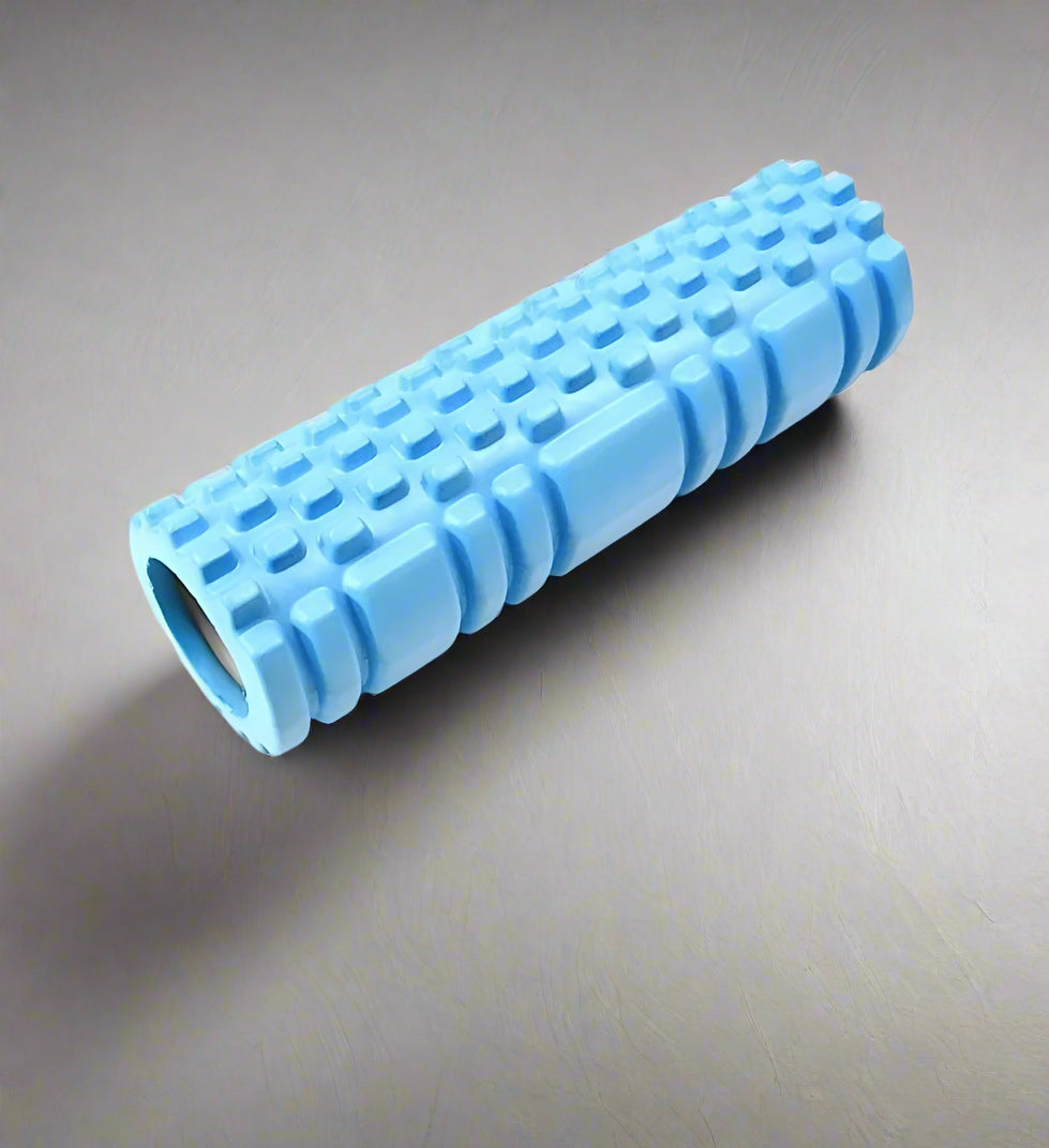 Blauwe foam massage roller met afmetingen, perfect voor gerichte spiermassage en herstel.