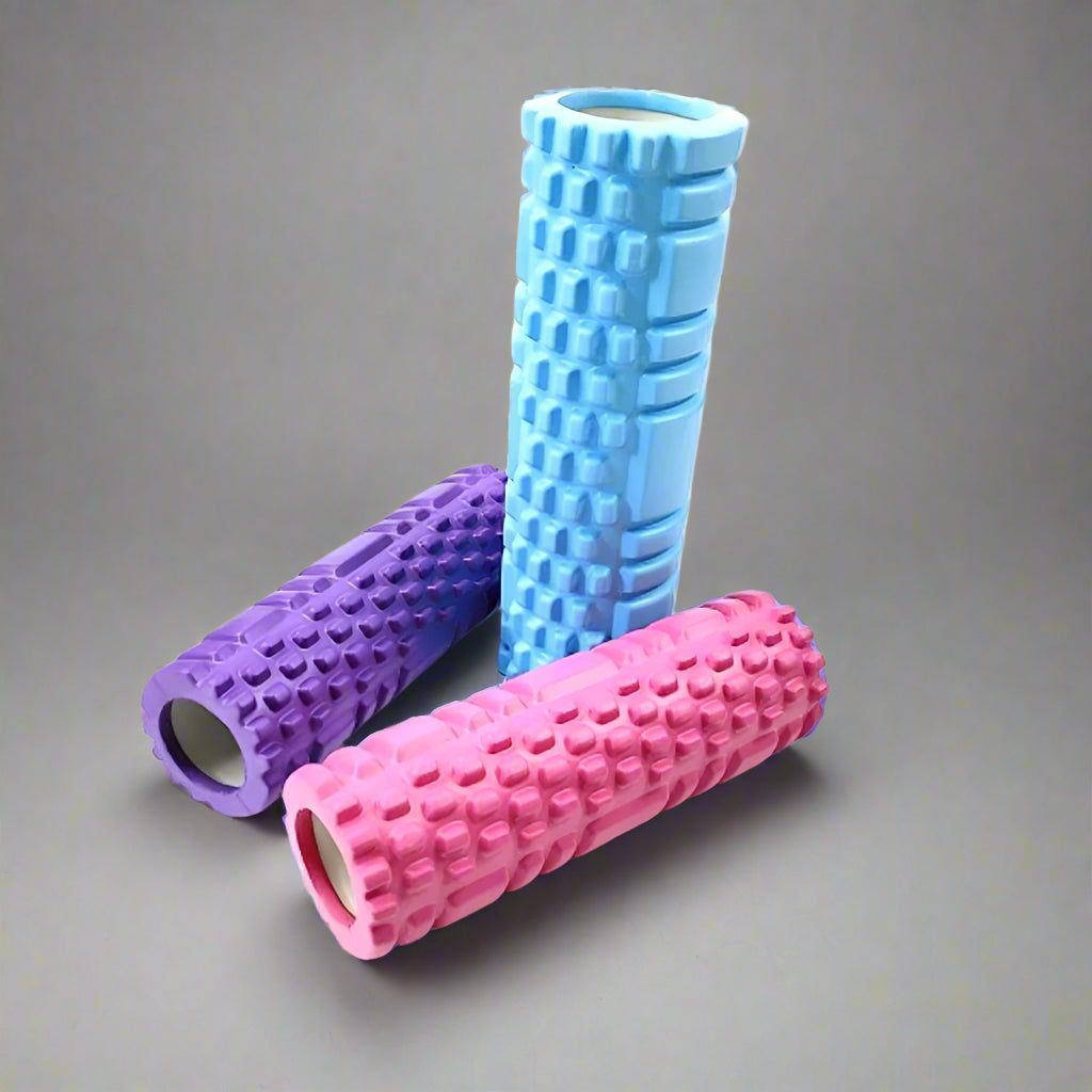 Foam massage rollers in drie kleuren: roze, paars en blauw, geschikt voor yoga en spierherstel.
