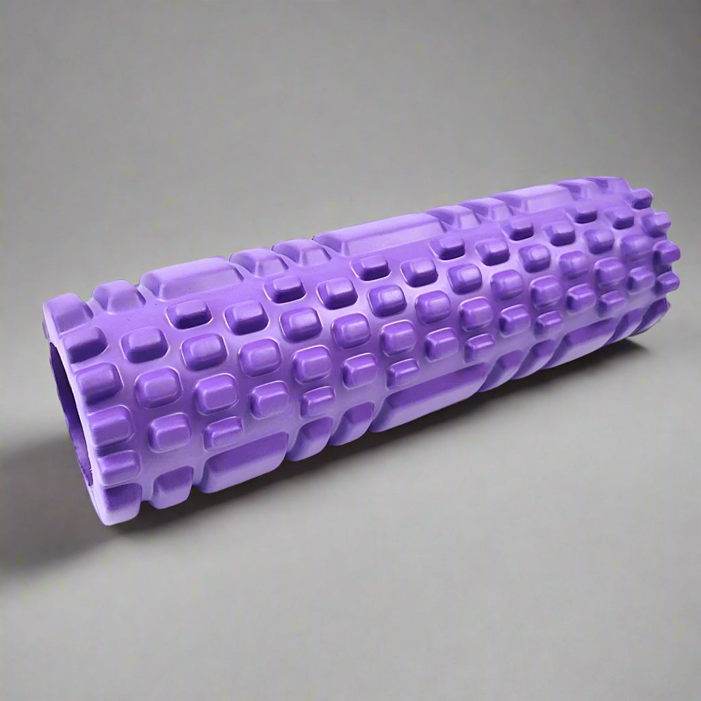 Paarse foam massage roller voor spierontspanning en fitnessoefeningen