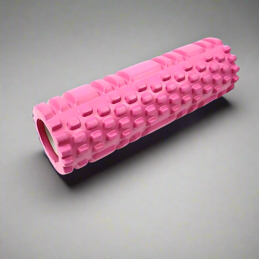 Roze foam massage roller met afmetingen, geschikt voor verschillende fitnessoefeningen en spierherstel.