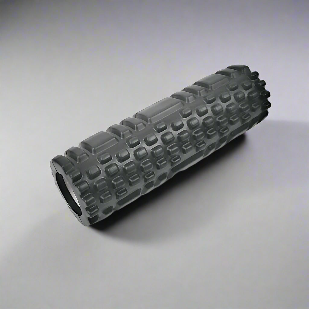 Zwarte foam massage roller met afmetingen, perfect voor gerichte spiermassage en herstel
