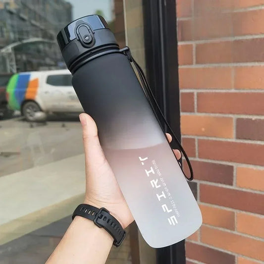Zwart-witte sportwaterfles van 500ml met lekvrije dop en handgreep, ideaal voor outdoor gebruik en fitness.