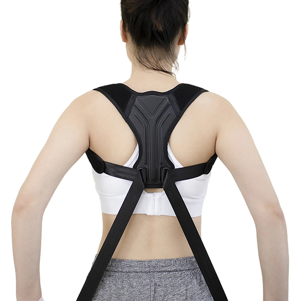 Vrouw stelt de verstelbare bandjes van de rug- en schoudercorrector af voor een comfortabele pasvorm en optimale ondersteuning.