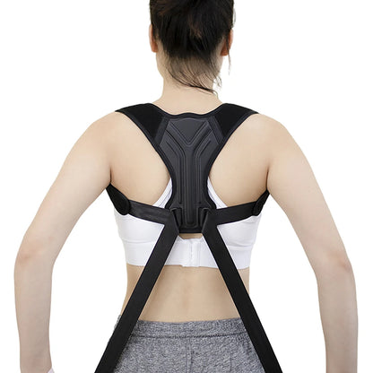 Vrouw stelt de verstelbare bandjes van de rug- en schoudercorrector af voor een comfortabele pasvorm en optimale ondersteuning.